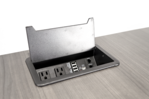 Station d’alimentation et de données encastrée avec couvercle refermable